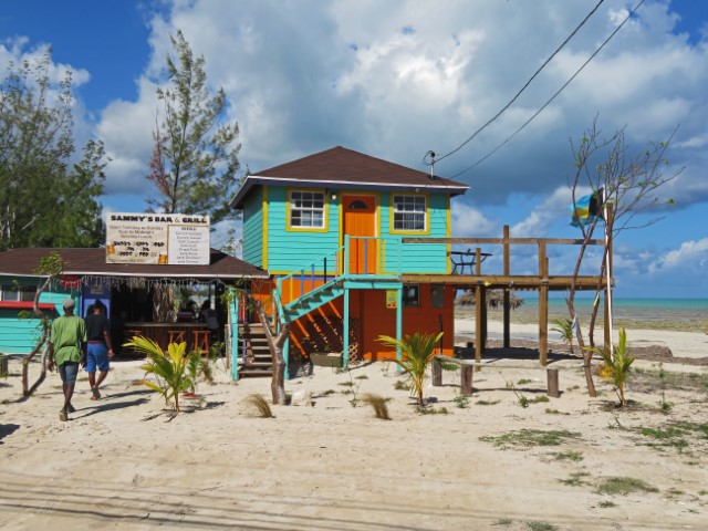 Grün gestrichene Sammy's Bar am Strand auf Andros Bahamas