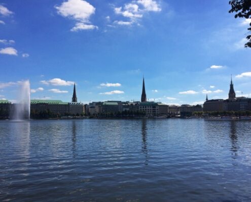 Blick über die Alster über die Türme von Hamburg