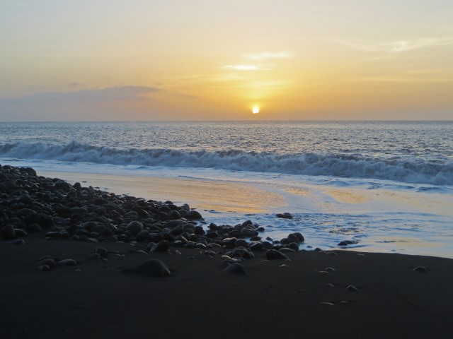 Sonnenuntergang überm Meer am Strand von Tarrafal, Santo Antao, Kapverden