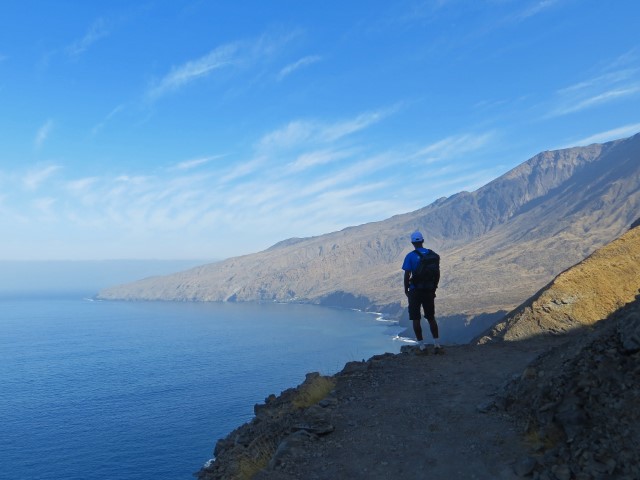 Mann schaut vom Wanderweg übver die Steilküste bei Tarrafal, Santo Antao, Kapverden