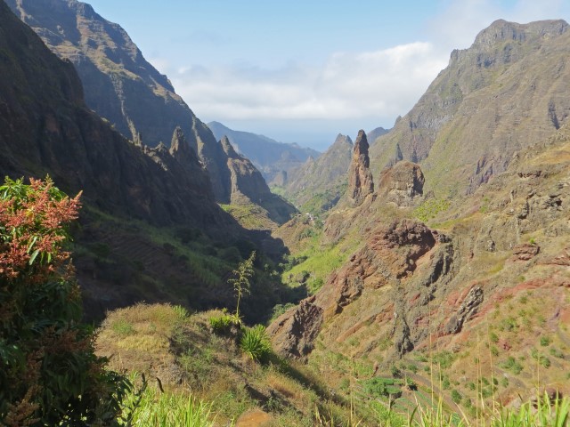 Schroffe Berglandschaft auf Santo Antao, Kapverden, mitspitzen Felsen