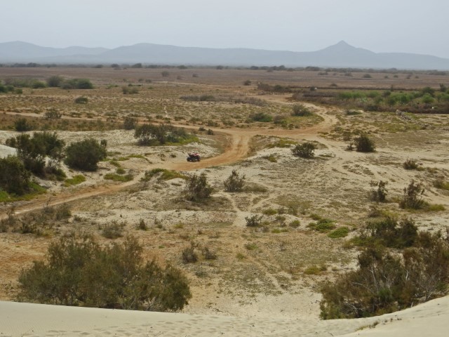 Trockene, wüstenähnliche Landschaft auf Maio, Kapverden mit inem Berg im Hintergrund