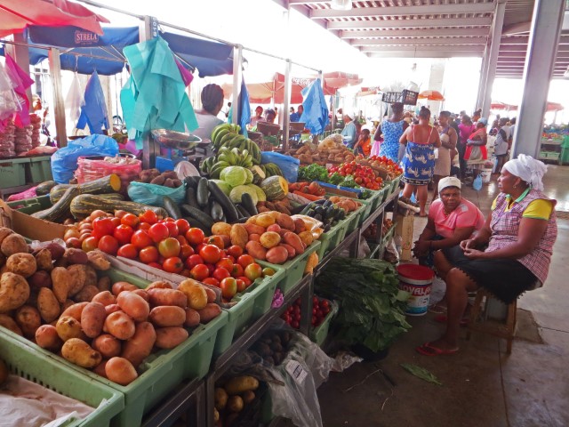 Markthalle auf Praia, Kapverden, mit vielen Obst- und Gemüseständen und Verkäiferinnen dazwischen