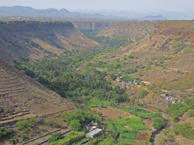 Grüne Hügellandschaft mit wenigen Häusern darin auf dem Weg nach Ribeira Grande, Kapverden