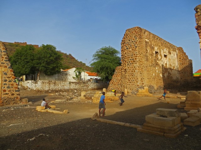 Kinder spielen in den Ruinen einer Festung in Ribeira Grande, Kapverden