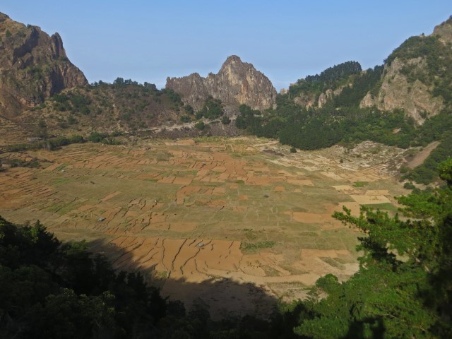 Blick in einen Vulkankrater mit gelben Feldern, umgeben von Bergen auf Santo Antão, Kapverden 