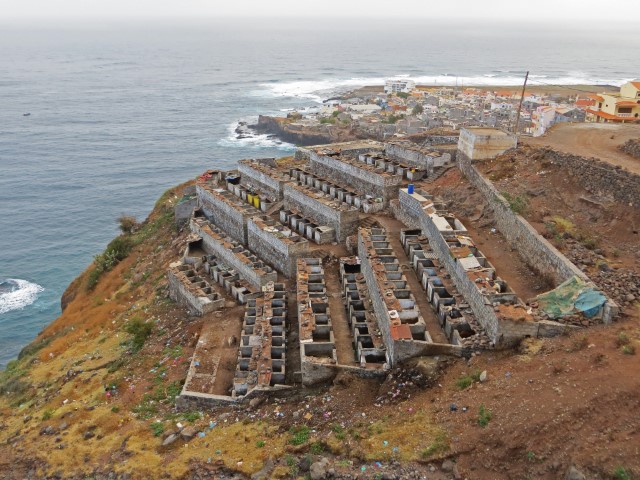 Steinige Schweineställe an den Hängen am Meer bei Ponta do Sol, Kapverden