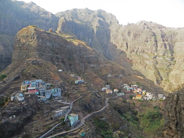 Bunte Häuser des Dorfes Fontainhas, Santo Antao, Kapverden, inmitten einer kargen Bergwelt