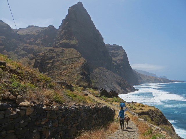 Blick über den Küstenweg hinter Fontainhas, Santo Antao, Kapverden, mit dem Atlantik und einem spitzen Berggipfel