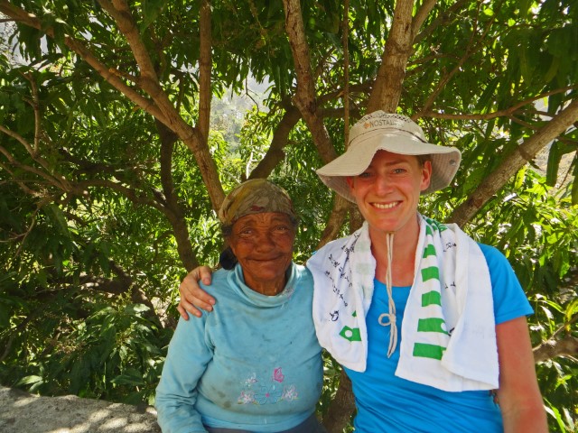 Touristin mit Hut und eine ältere Einheimische mit Kopftuch Arm in Arm auf Santo Antao, Kapverden