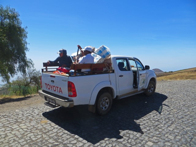 Weißer Pickup mit Menschen und Waren auf der Ladefläche auf dem Weg nach Tarrafal, Santo Antao, Kapverden