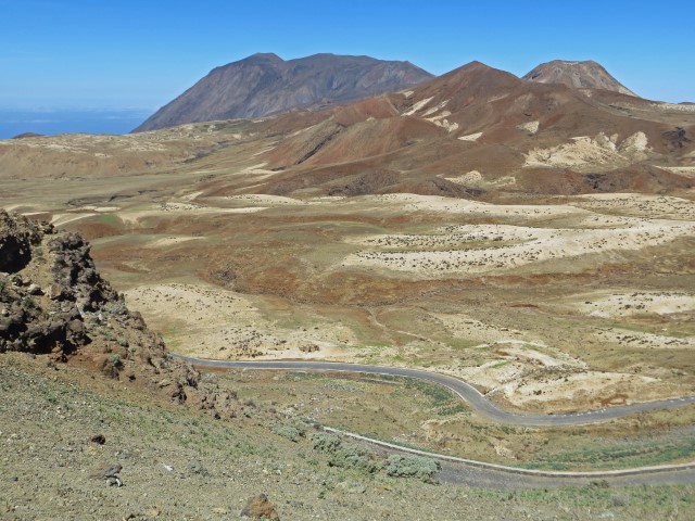 Karge Berg- und Wüstenlandschaft mit einem Vulkan im Hintergrund auf Santo Antao, Kapverden