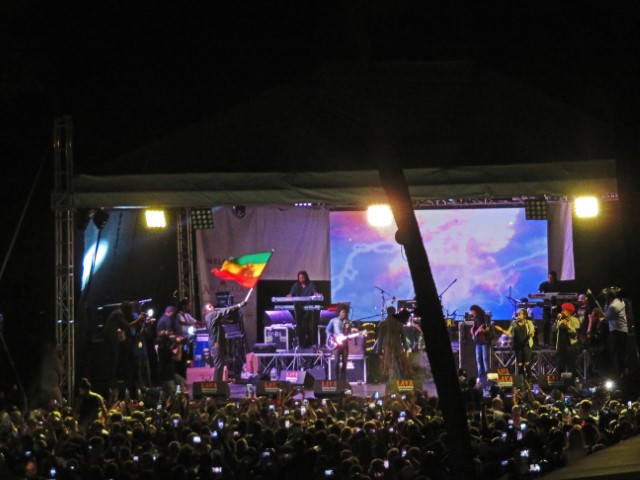 Bob Marleys Sohn und Band auf der Bühne schwingen eine panafrikanische Flagge, Antigua