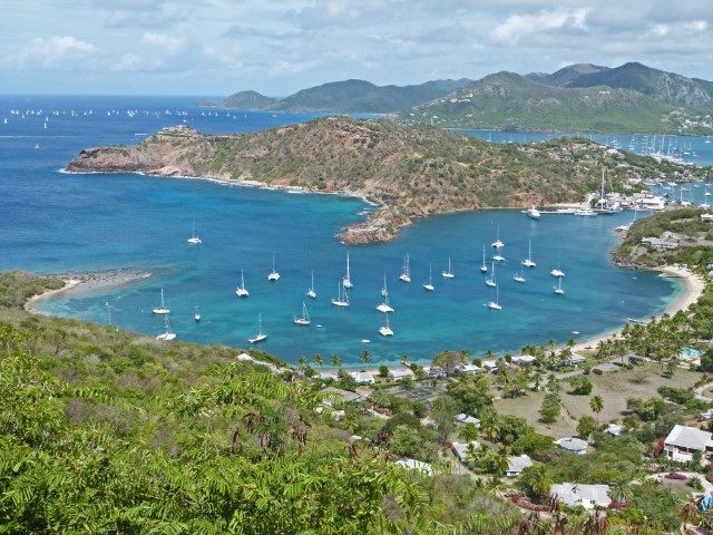 Blick über bergige grüne Halbinseln, das Meer und Boote vom Shirley Heights Lookout, Antigua