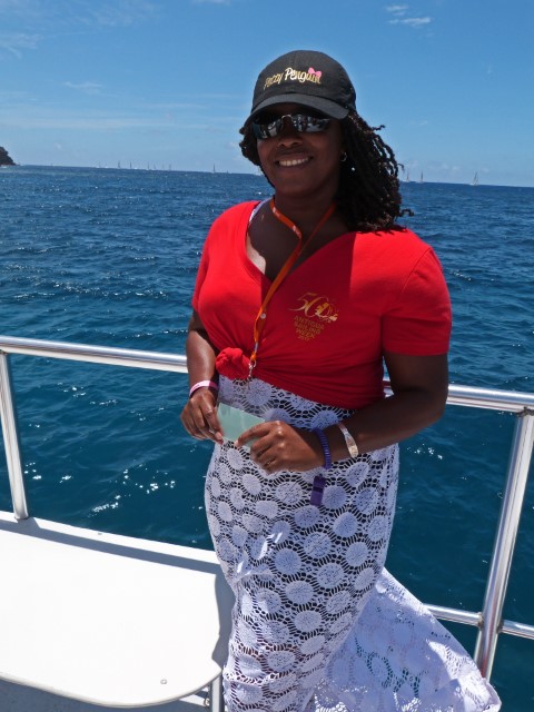 Farbige Frau in roter Blue und Rock auf einem Boot, Antigua