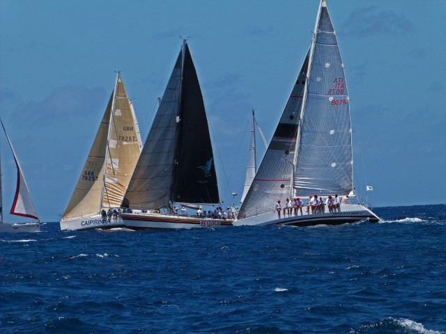 Drei Segelboote auf dem Meer bei der Antigua Sailing Week