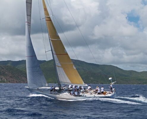 Segelboot mit großer Mannschaft vor Antigua, zur Antigua Sailing Week