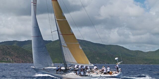 Segelboot mit großer Mannschaft vor Antigua, zur Antigua Sailing Week