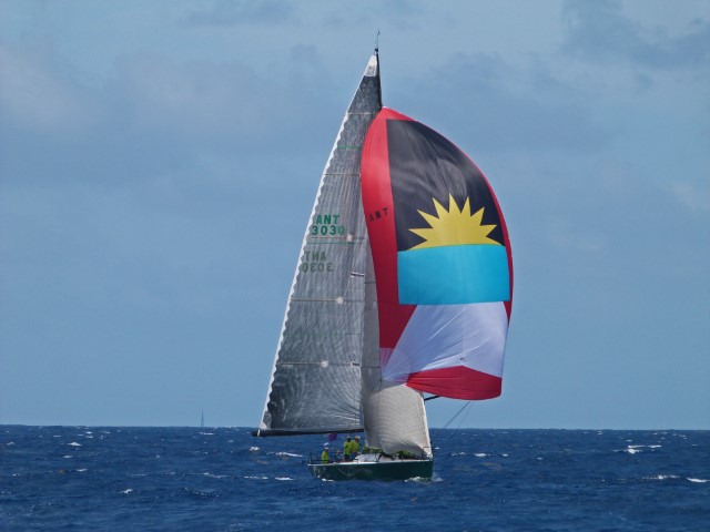 Segelschiff mit der Flagge Antiguas auf dem Segel bei der Antigua Sailing Week