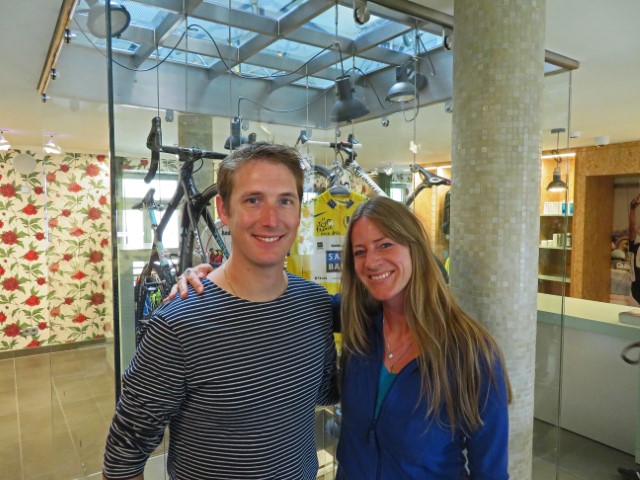 Radprofi Andy Schleck mit einer hübschen jungen Frau mit langen blonden Haaren in seinem Laden in Luxemburg