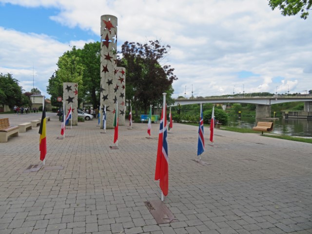 Säulen mit Sternen und drum herum die Flaggen der EU in Schengen, Luxemburg