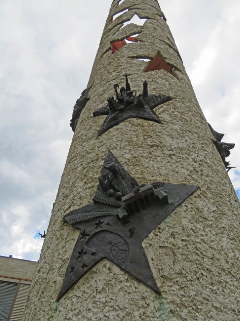 Säule mit künstlerischen schwarzen Sternen in Schengen, Luxemburg, wobei der deutsche Stern u.a. das Brandenburger Tor zeigt