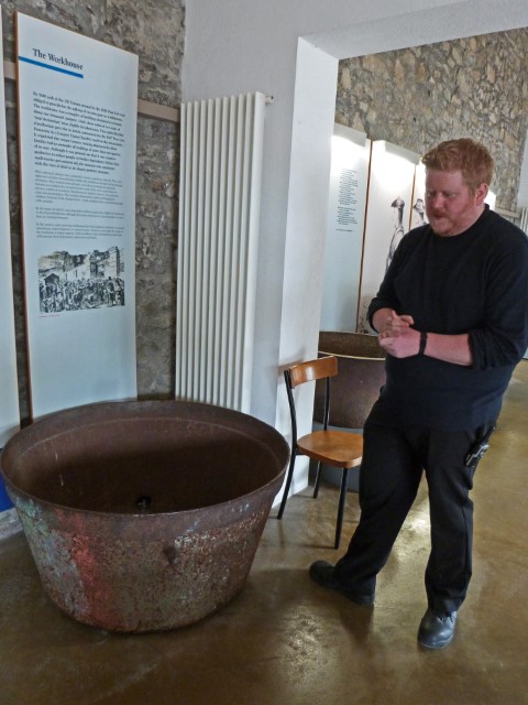 Mann vor Famine Pot im Famine Museum, Irland