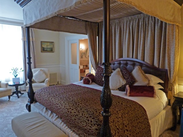 Riesiges Doppelbett mit 4-poster im Lough Eske Castle in Donegal, Irland