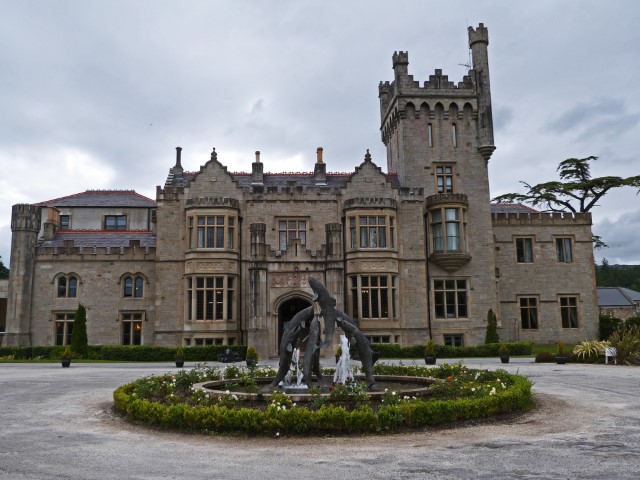 Fassade des Steinschlosses Lough Eske Castle in Donegal, Irland