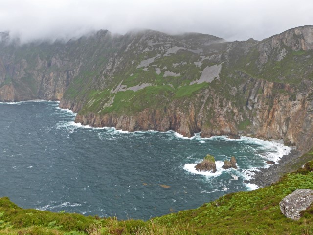 Blick über die wolkenverhangenen Klippen des Slieve League, Donegal, Irland