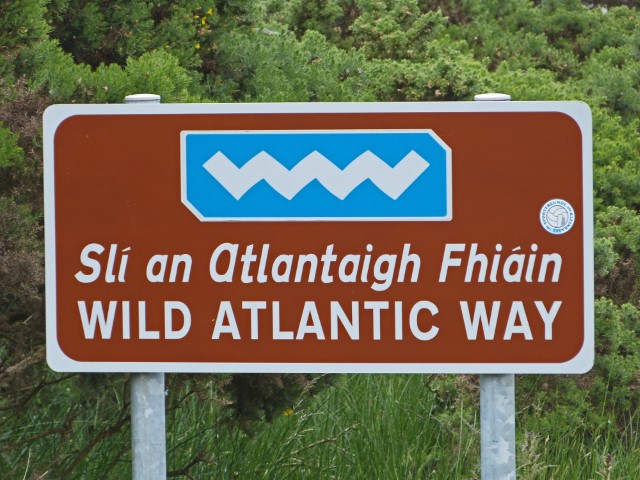 Braunes Schild mit Aufschrift Wild Atlantic Way in Donegal, Irland