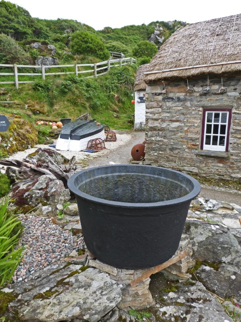 Großer Famine Pot vor einem Steinhaus in Irland