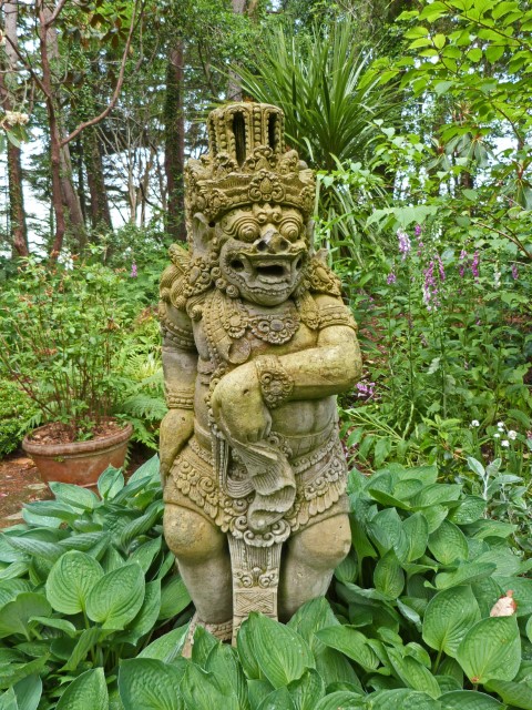 Balinesische Statue im Garten des Glenveagh Nationalpark, Donegal, Irland