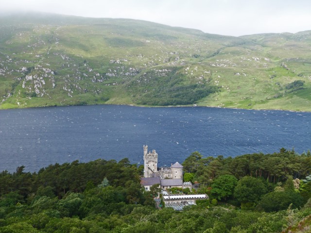 Blick über Schloss, See und grüne Berge im Glenveagh Nationalpark, Donegal, Irland