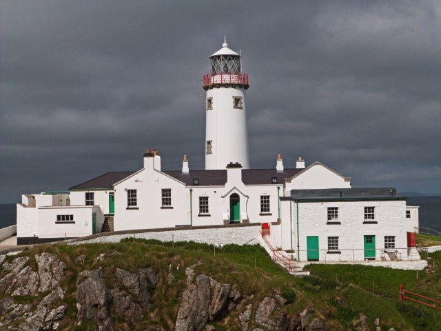 Blick auf das große Fanad Head Lighthouse mit Wohnhaus in Donegal, Irland