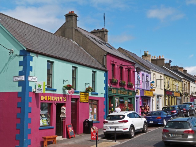 Dorf mit bunten Häusern in Donegal, Irland