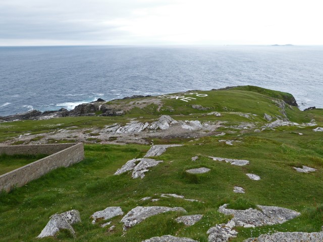 Große Buchstaben "Eire" auf einer Wiese am Malin Head, Donegal, Irland