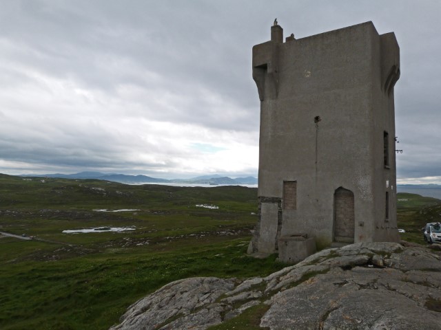 Turm am Malin Head mit Blick über die grüne Landschaft, Donegal, Irland