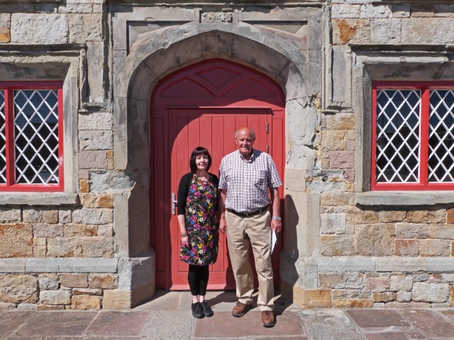 Vor dem Carrickmacross Workhouse stehen die Künstlerin Orlagh und Kevin vor einer roten Tür, Irland