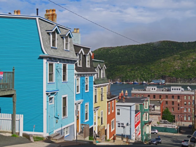 Straßemit bunten Häusern in St. John's, Neufundland