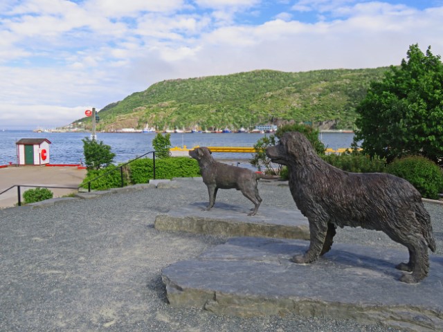 Hundestatuen in einem Park in St. John's, Neufundland, die übers Meer blicken