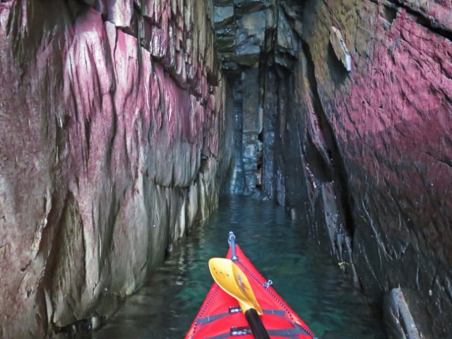 Kajakspitze in einer sehr engen Felshöhle, Neufundland