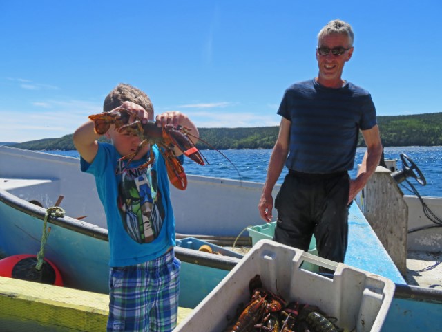 EinMann und Kind fischen Hummer, Neufundland