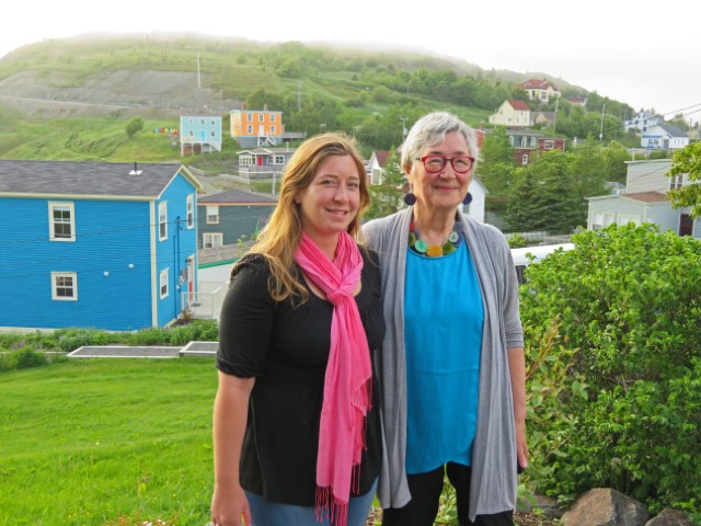 Tineke und Marieke Gow sind Mutter und Tochter, im Hintergrund bunte Häuser in Trinity, Neufundland