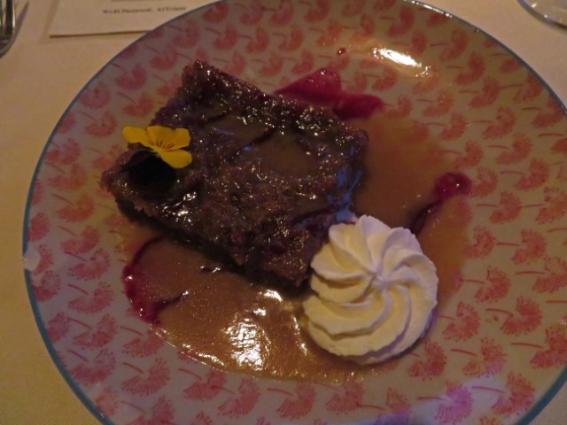 Schwarzer Pudding mit Soße und Sahne in Neufundland