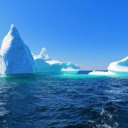 Kleiner Eisberg umgeben von blauem und türkisem Wasser in Neufundland