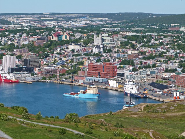 Blick auf den Hafen und die bunten Häuser von St. John's vom Signal Hill, Neufundland