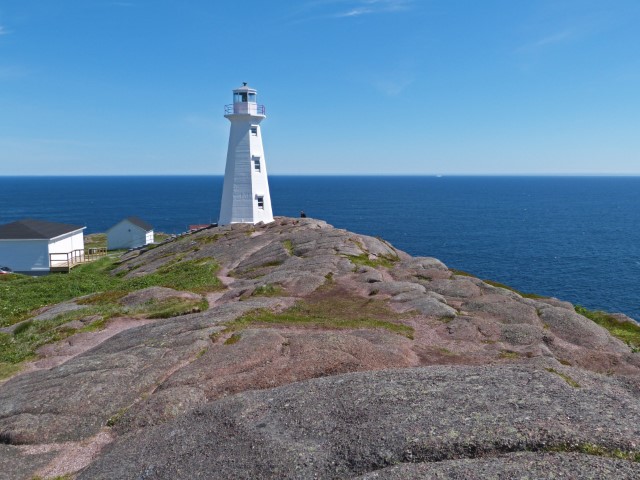 Weißer Leuchtturm auf einer Klippe am Cape Spear, Neufundland