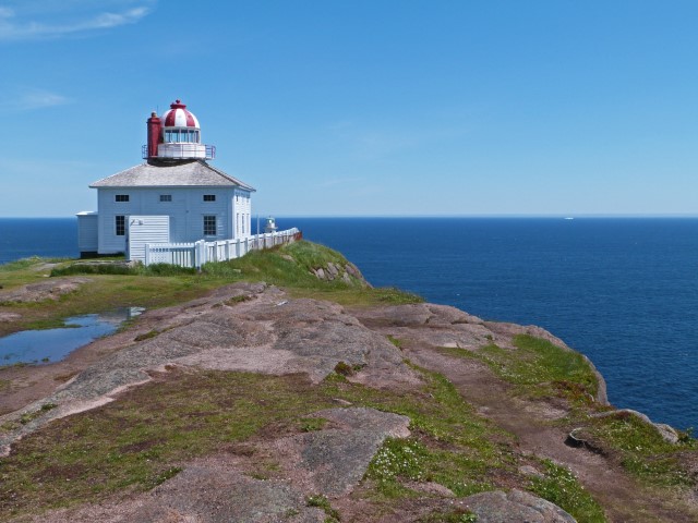 Kleiner weißer Leuchtturm mit Wohnhaus am Cape Spear, Neufundland