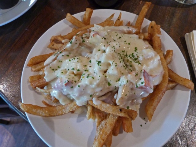 Lobster Poutine in Neufundland mit vielen Fritten und fetter Soße